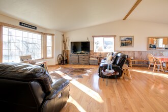 594 SR 6 in Raymond, WA - Foto de edificio - Building Photo