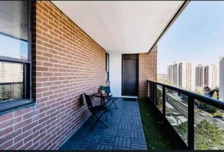 4 Lisa St in Brampton, ON - Building Photo - Building Photo