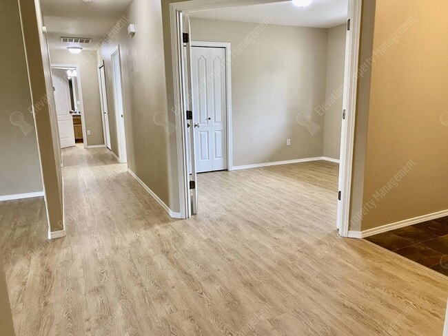 625 NE Redwood Ave in Redmond, OR - Building Photo - Building Photo