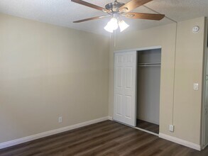 Tarzana Gardens in Tarzana, CA - Foto de edificio - Building Photo