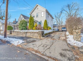 107 2nd St in Blakely, PA - Building Photo