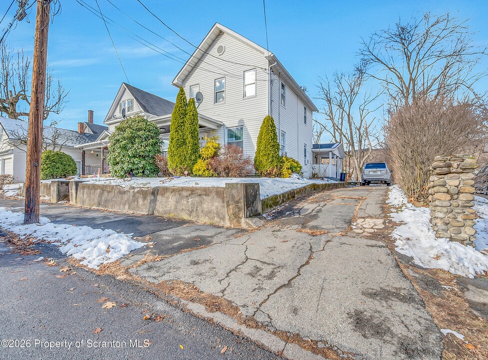 107 2nd St in Blakely, PA - Building Photo