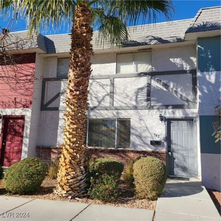 342 Greenbriar Townhouse Way in Las Vegas, NV - Building Photo