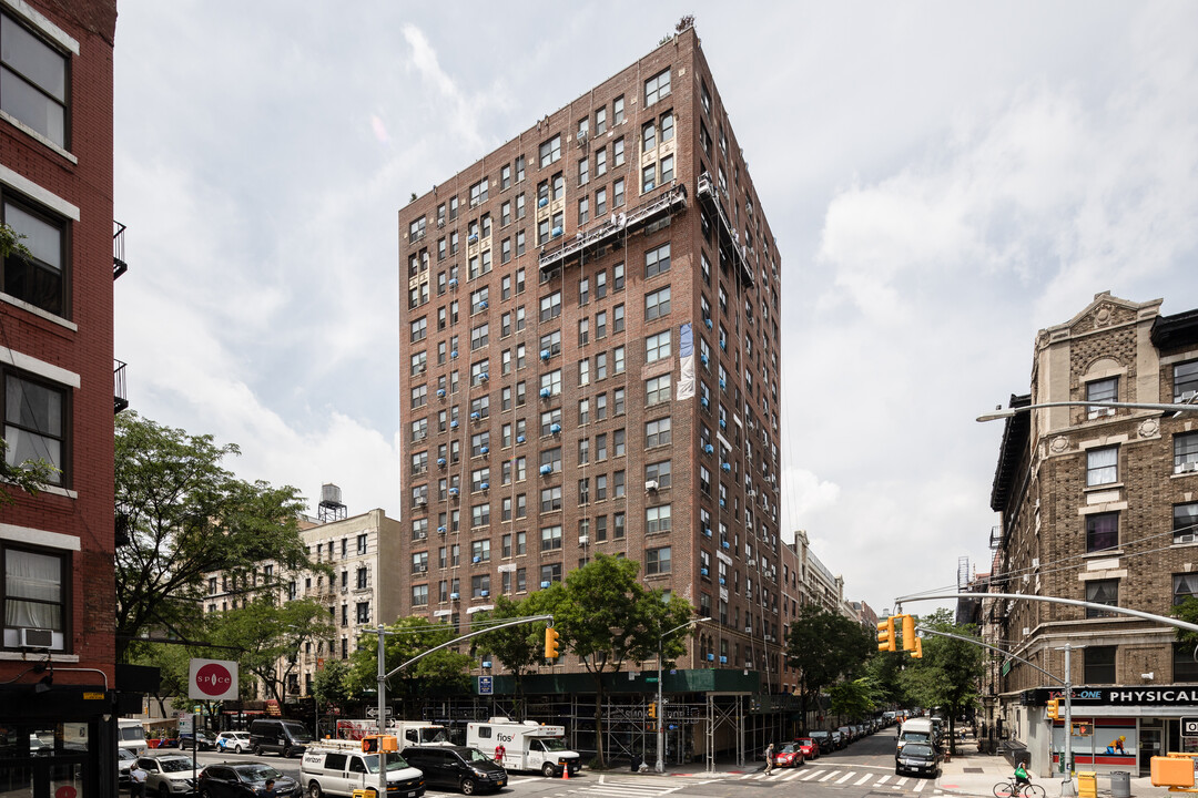 200 W 108th St in New York, NY - Building Photo