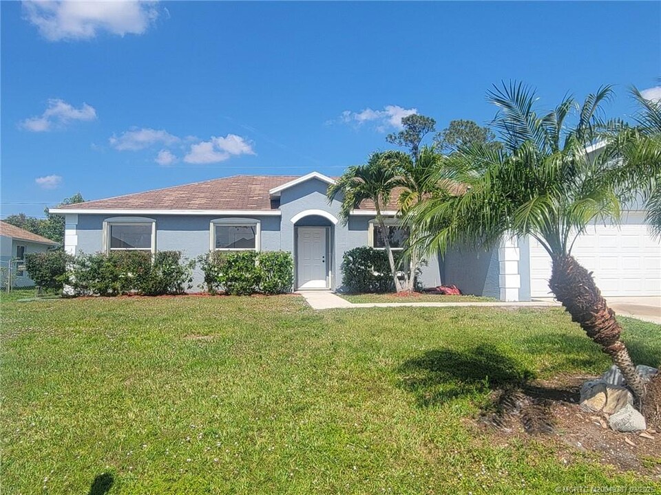 1841 SW Starman Ave in Port St. Lucie, FL - Building Photo