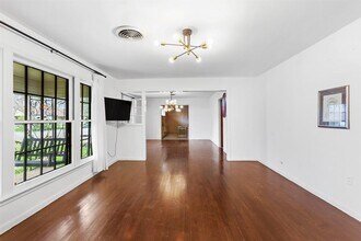 803 Peach St in Seguin, TX - Building Photo - Building Photo