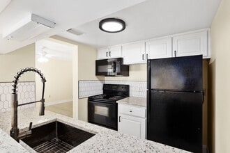 Village Square Apartments in Ocala, FL - Building Photo - Building Photo