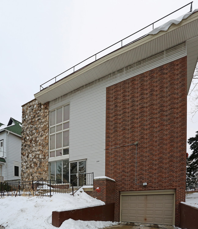 Howell Apartments in Milwaukee, WI - Foto de edificio - Building Photo