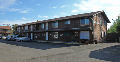 Island Park Apartments in Salem, OR - Building Photo - Building Photo