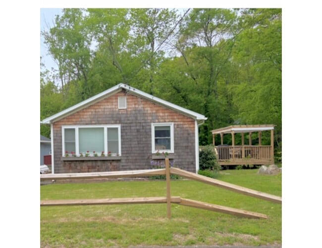 40 S Beechwood Rd in East Lyme, CT - Building Photo - Building Photo