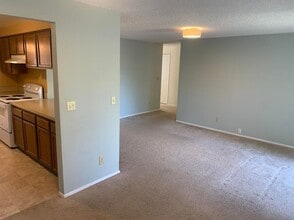 12875 SW Conestoga Dr in Beaverton, OR - Foto de edificio - Building Photo