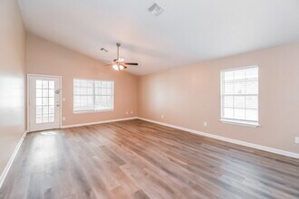 6248 Ironside Dr N in Jacksonville, FL - Foto de edificio - Building Photo