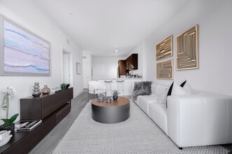 Canopy West River Phase II in Tampa, FL - Foto de edificio - Building Photo