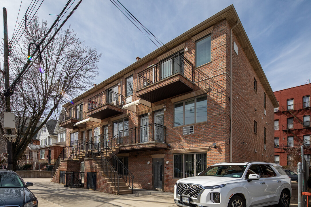 102 Bay 31St St in Brooklyn, NY - Building Photo