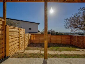 20507 Bonanza in Lago Vista, TX - Foto de edificio - Building Photo