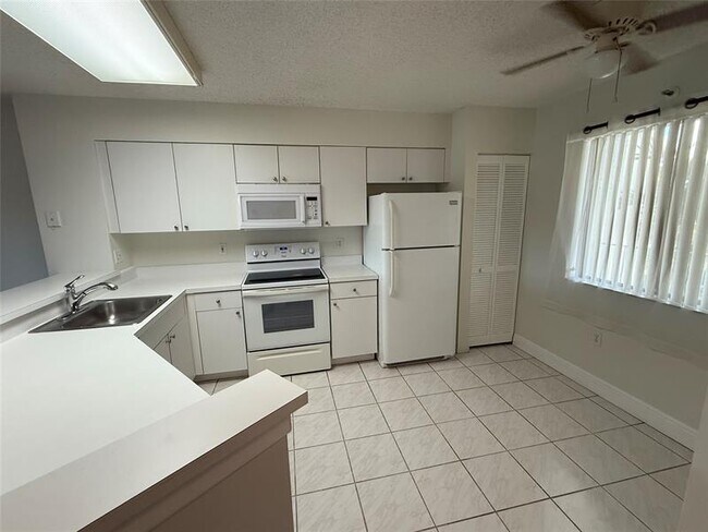 2334 S Cypress Bend Dr in Pompano Beach, FL - Building Photo - Building Photo