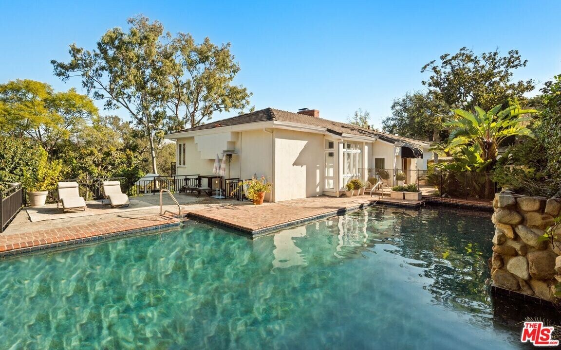 282 Bentley Cir in Los Angeles, CA - Building Photo
