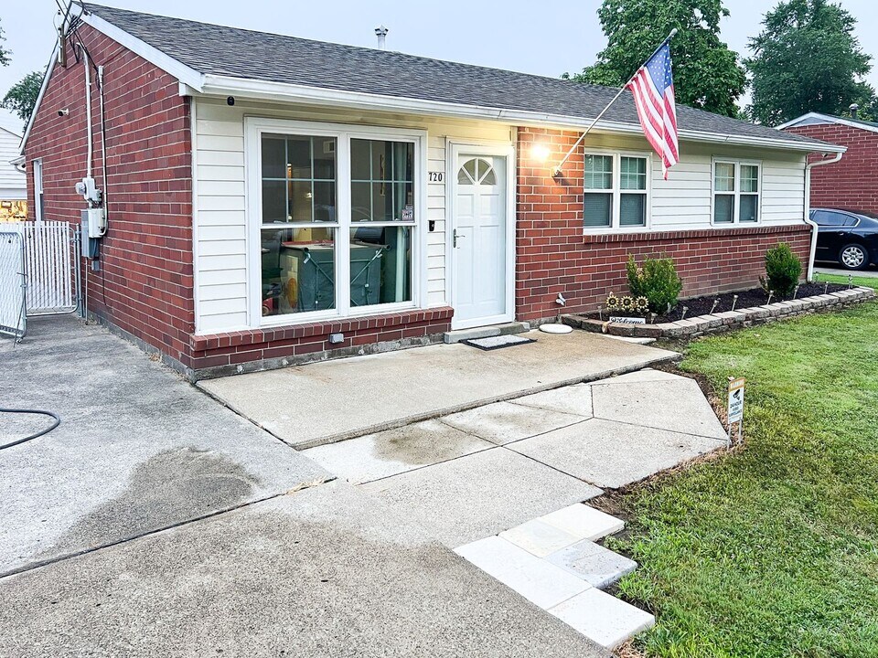 720 Macdonald Rd in Louisville, KY - Building Photo