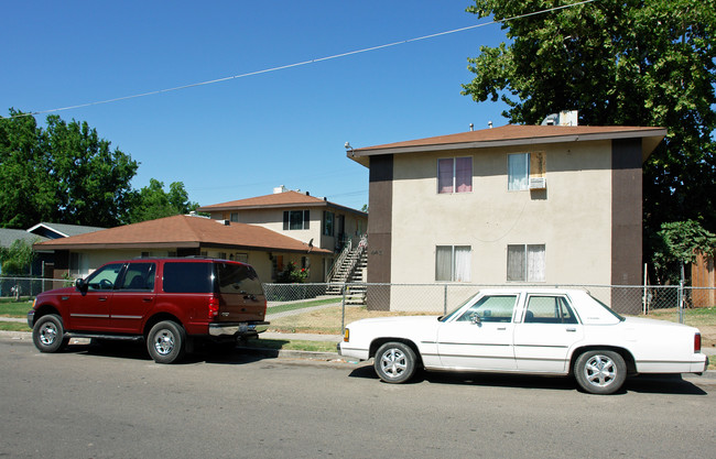 437-445 N Thesta St in Fresno, CA - Foto de edificio - Building Photo