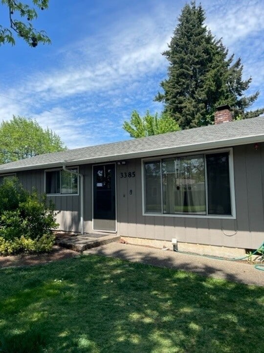 1010 Satre St in Eugene, OR - Building Photo