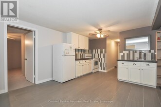 723 Scottsdale Dr in Guelph, ON - Building Photo - Building Photo