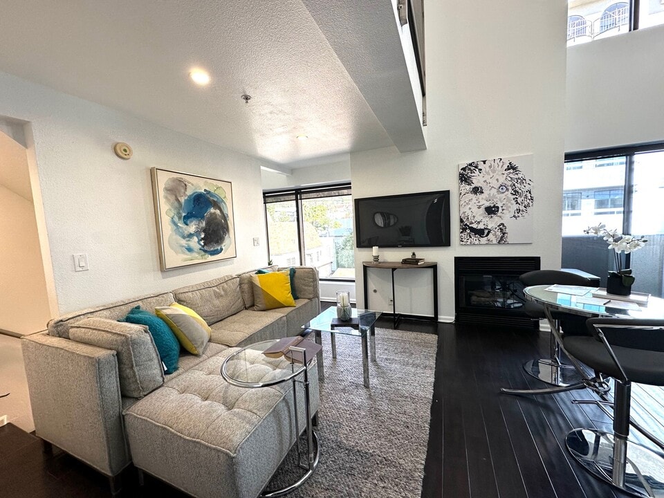 7320 Hawthorn Ave, Unit #300 Penthouse Loft in Los Angeles, CA - Building Photo