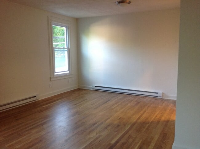 1736 Main St in Pleasant Valley, NY - Building Photo - Building Photo