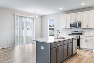 993 Cascade Cir in Hartford, WI - Building Photo - Building Photo