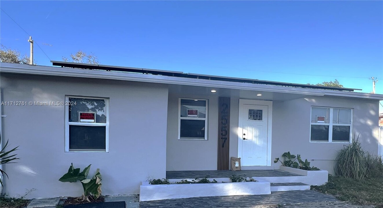 2557 Fletcher St in Hollywood, FL - Building Photo