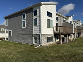 9788 Crestview Dr in Waukee, IA - Building Photo - Building Photo