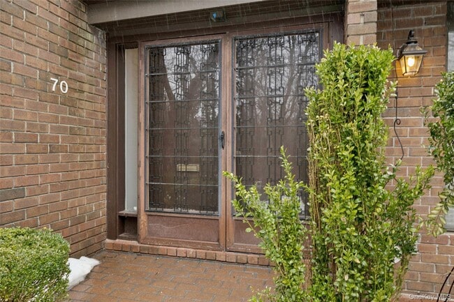 70 Pheasant Run in Roslyn, NY - Building Photo - Building Photo