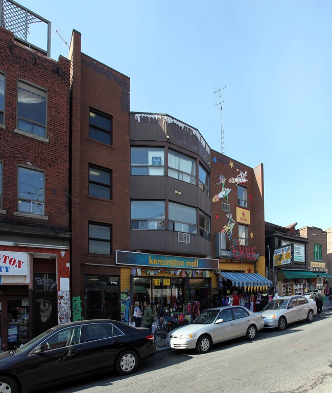 58-62 Kensington Ave in Toronto, ON - Building Photo - Building Photo