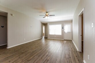 816 Lightningbug Ln, Unit Apt. 8 in Conroe, TX - Building Photo - Building Photo