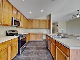 6815 Francis Dr in Apollo Beach, FL - Building Photo