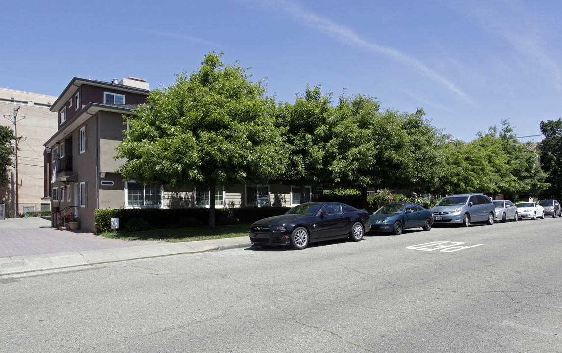 Magnolia Court in San Mateo, CA - Building Photo