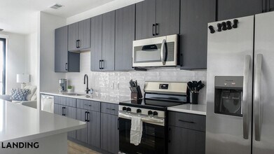 1007 S Mint St, Unit 833 in Charlotte, NC - Building Photo - Building Photo