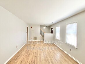1 Newgate Village Rd in Hampton, VA - Foto de edificio - Building Photo