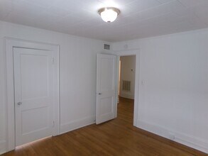 1529 W 1st St in Winston-Salem, NC - Foto de edificio - Building Photo