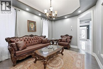 456 Valridge Dr in Hamilton, ON - Building Photo - Building Photo