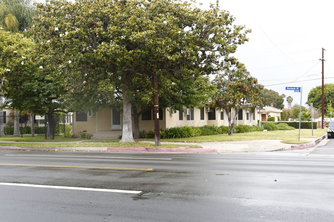 14731-14739 Burbank Blvd in Van Nuys, CA - Building Photo