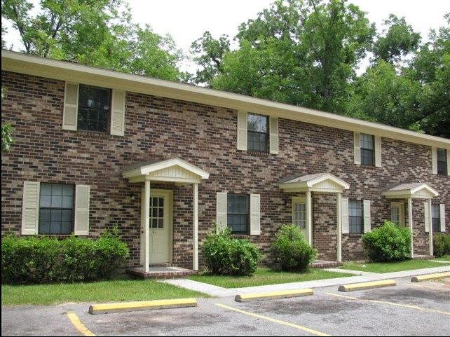 Colonial Homes Apartments in Blackshear, GA - Building Photo