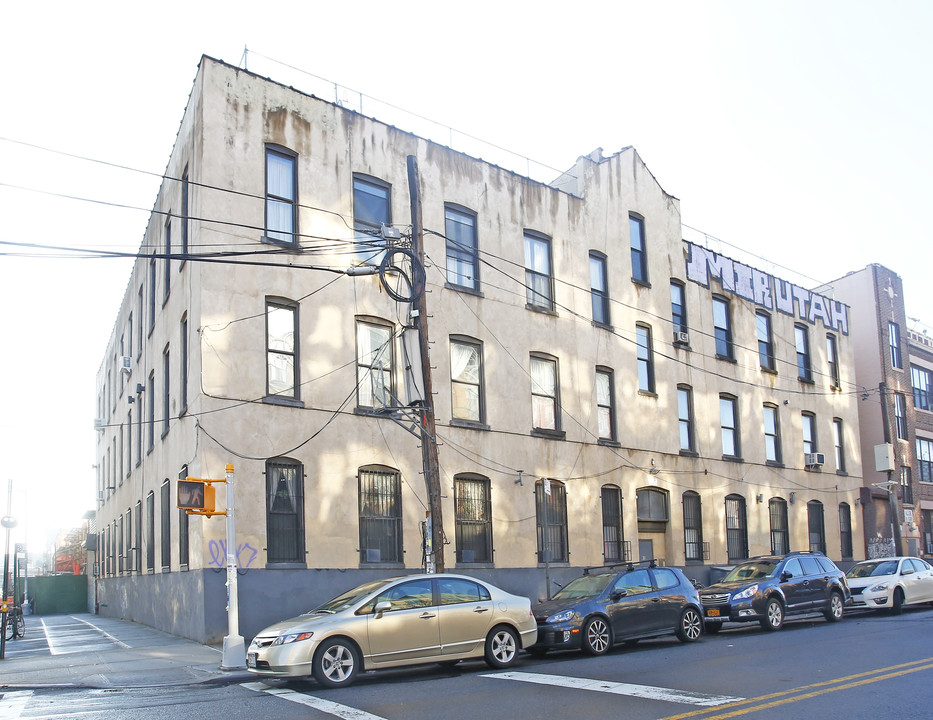 65-75 Roebling St in Brooklyn, NY - Foto de edificio