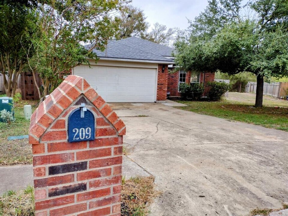 209 Antietam Dr in Elgin, TX - Building Photo