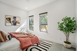 207 Lockwood Dr in Houston, TX - Building Photo - Building Photo