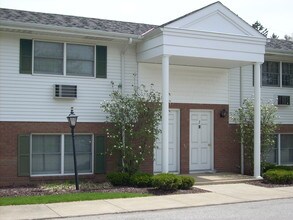 Grove Manor Apartments in Middlefield, OH - Foto de edificio - Building Photo