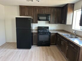 806 Emerson Ave, Unit 3 in Calexico, CA - Building Photo