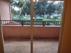 2404 Belmont Ln in North Lauderdale, FL - Building Photo