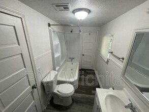 202 N Ash St in Wichita, KS - Foto de edificio - Building Photo