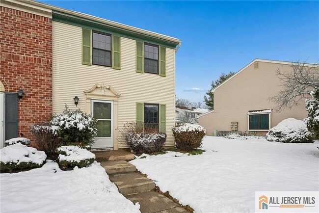 8 Marsh Ct in Lawrence Township, NJ - Foto de edificio - Building Photo