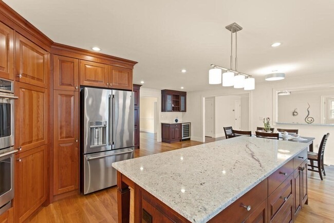 150 Country Club Rd in Newton, MA - Foto de edificio - Building Photo